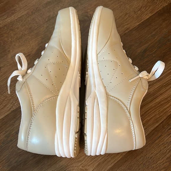 Propet SZ 7 shock absorber walking shoes. Excellent condition. - Picture 4 of 9